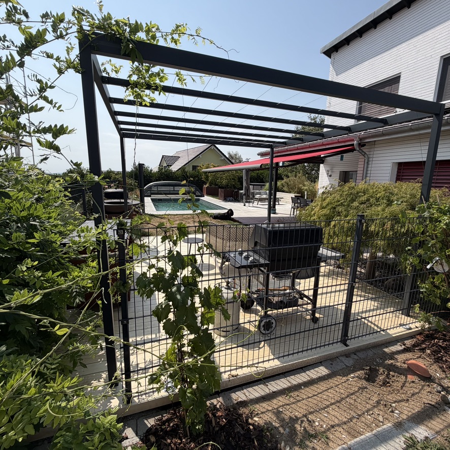 Pergola végétale contemporaine en Suisse